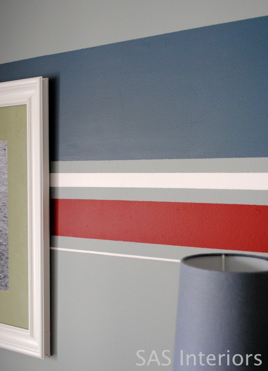 Вертикальные полосы на стене в интерьере