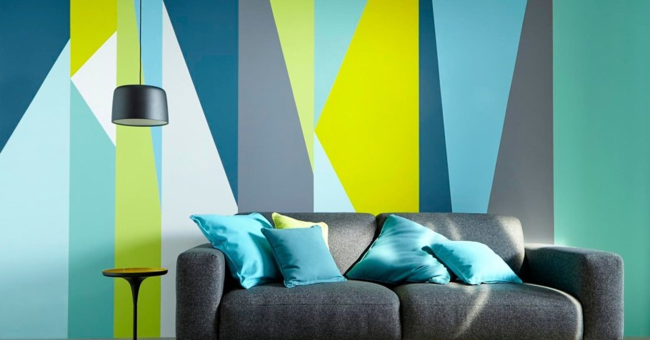 Геометрические фигуры на стене в интерьере