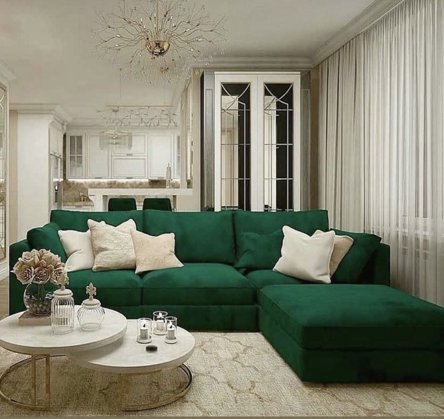 Гостиная с изумрудным диваном