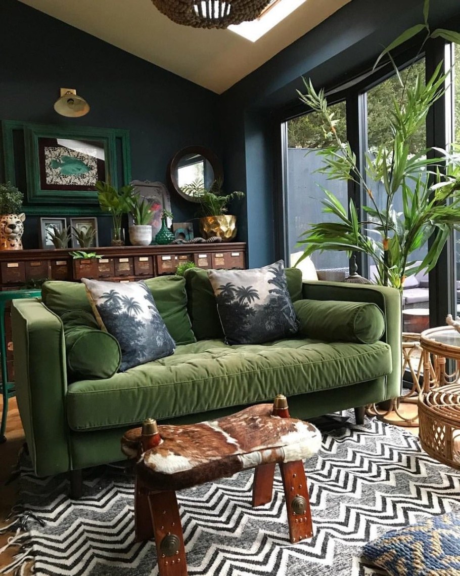 Гостиная в темно зеленых тонах