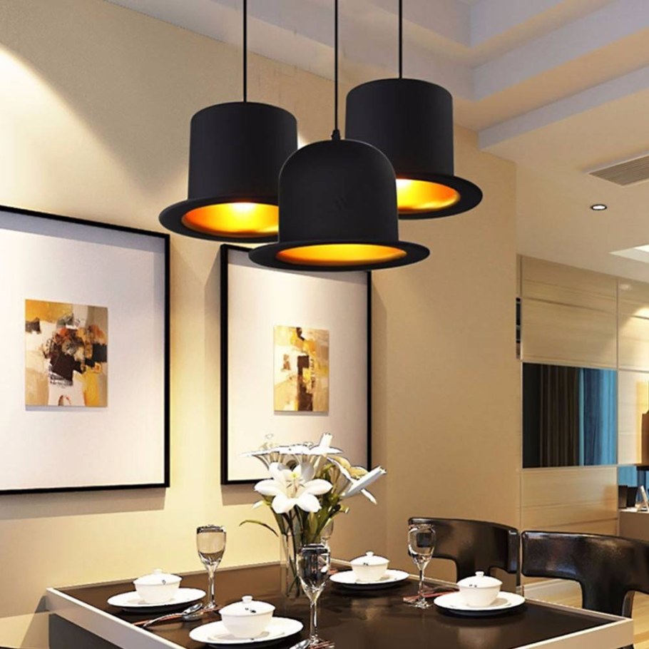 Подвесные светильники над кухонным столом