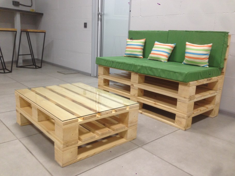 Столик из поддонов