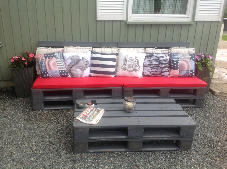 Диван из поддонов на дачу