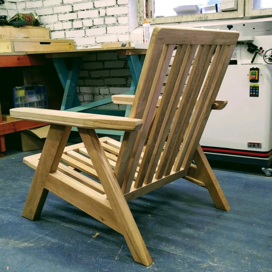 Садовое кресло из дерева