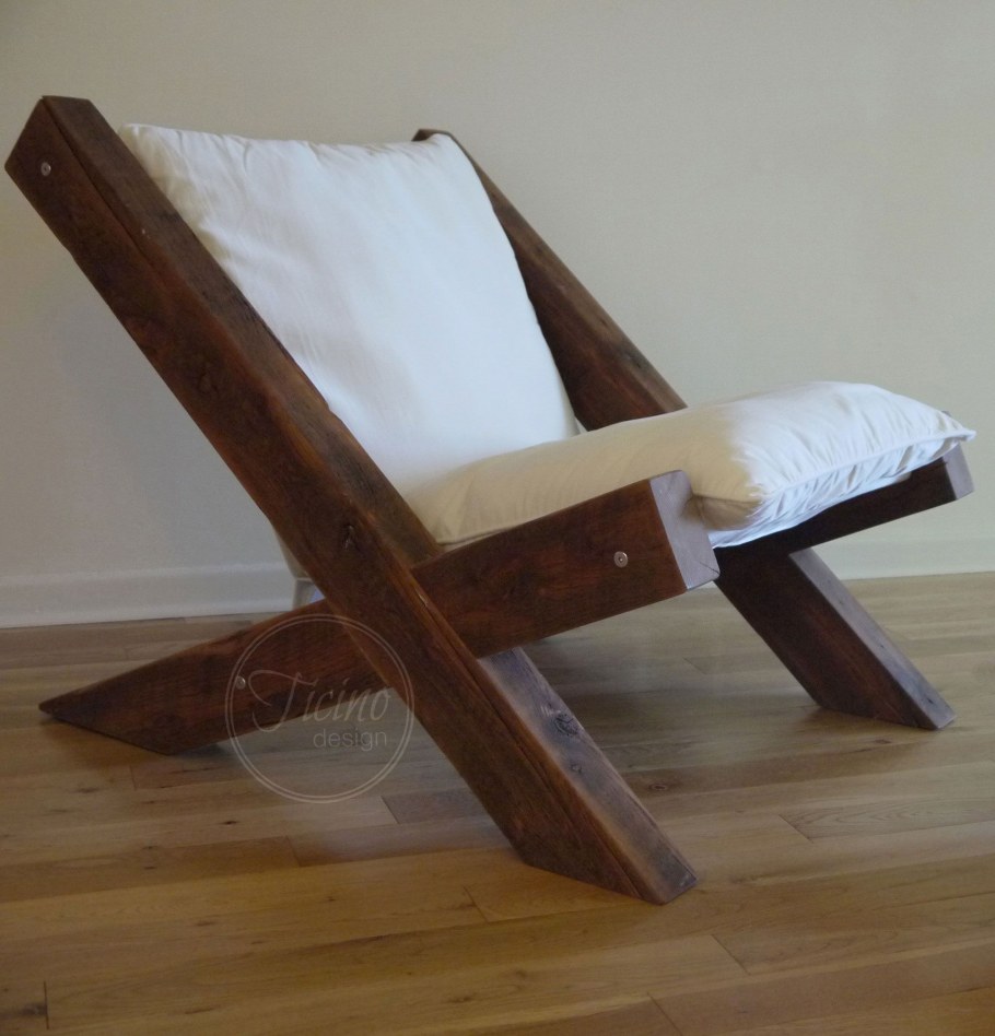 Удобный стул из дерева