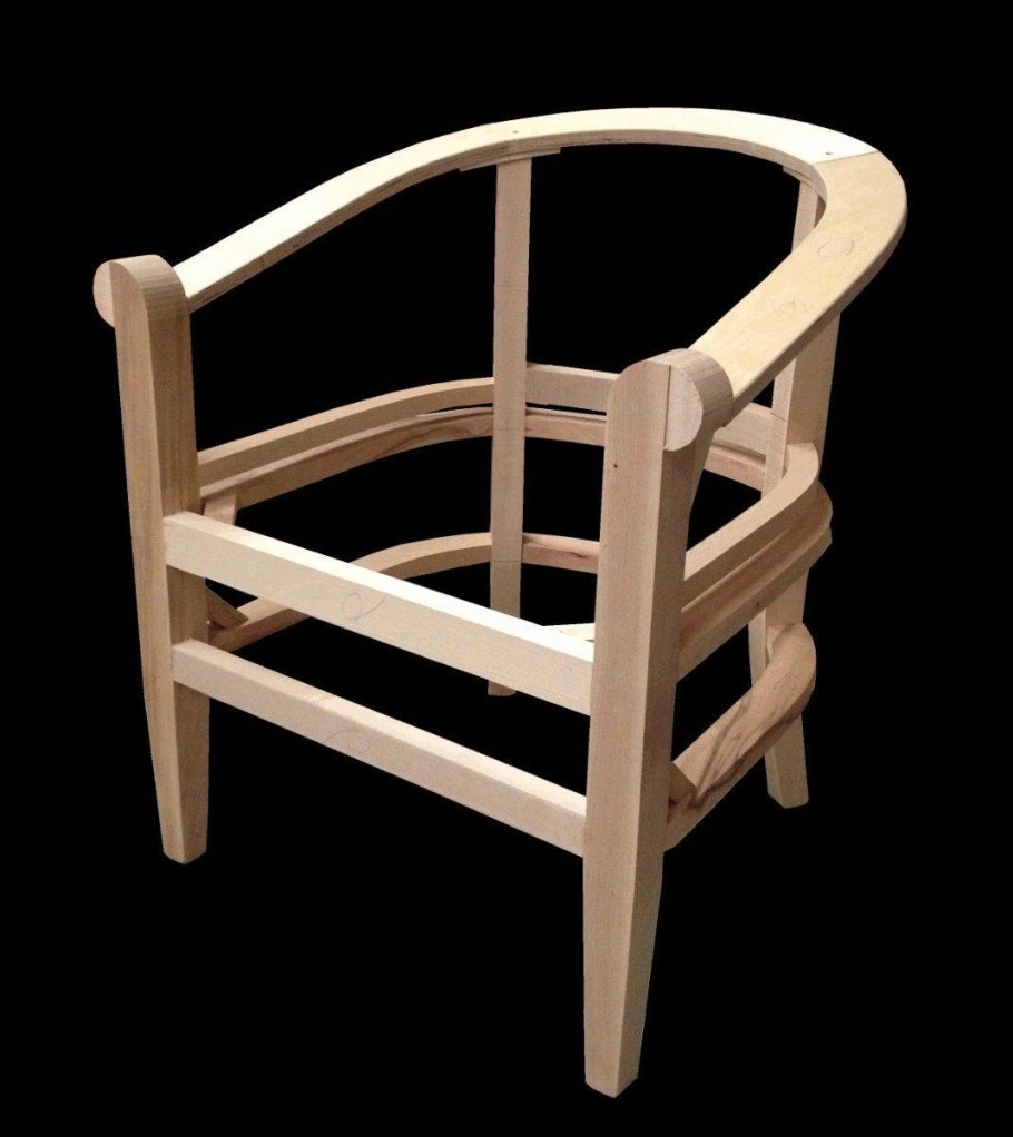 Кресло на деревянном каркасе