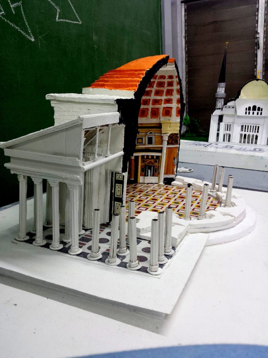 Макет античного здания