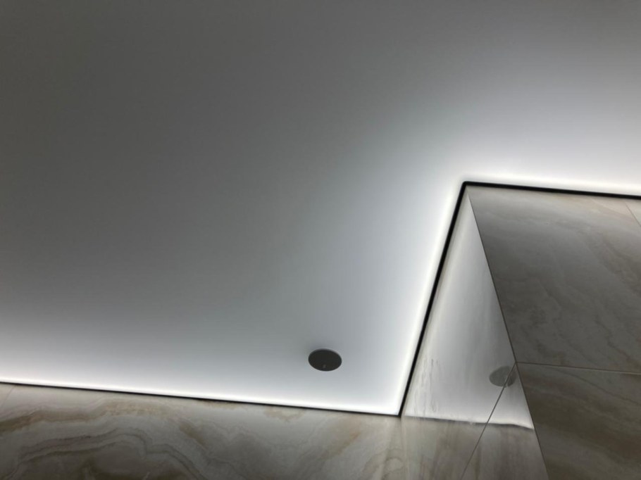 Теневой потолок с подсветкой