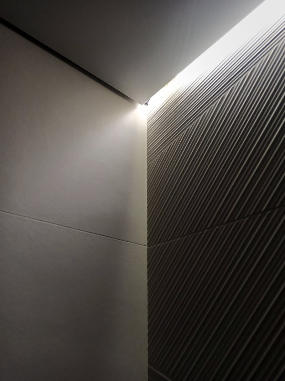 Теневой профиль с подсветкой для натяжных потолков