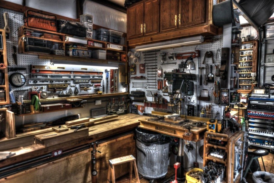 Мастерская с инструментами