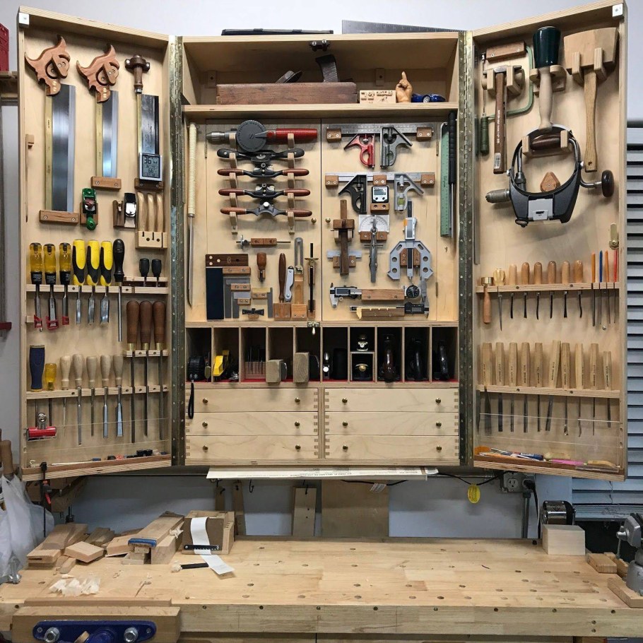 Полка для инструмента в гараже