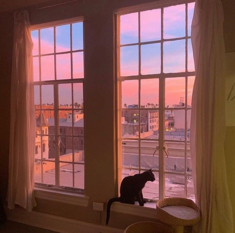 Комната с закатом в окне