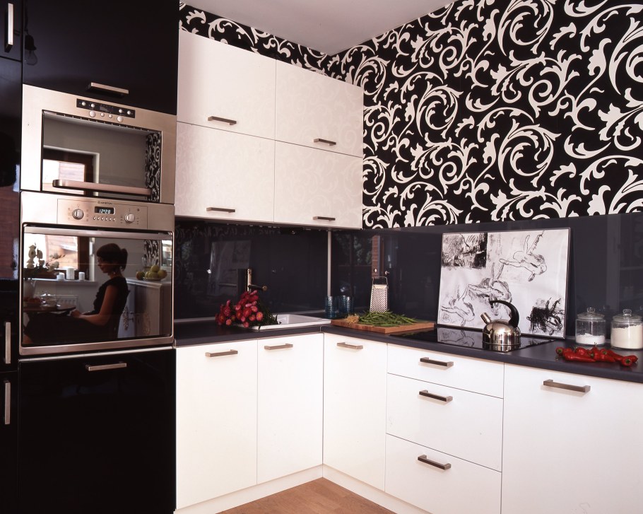 Черно белая кухня