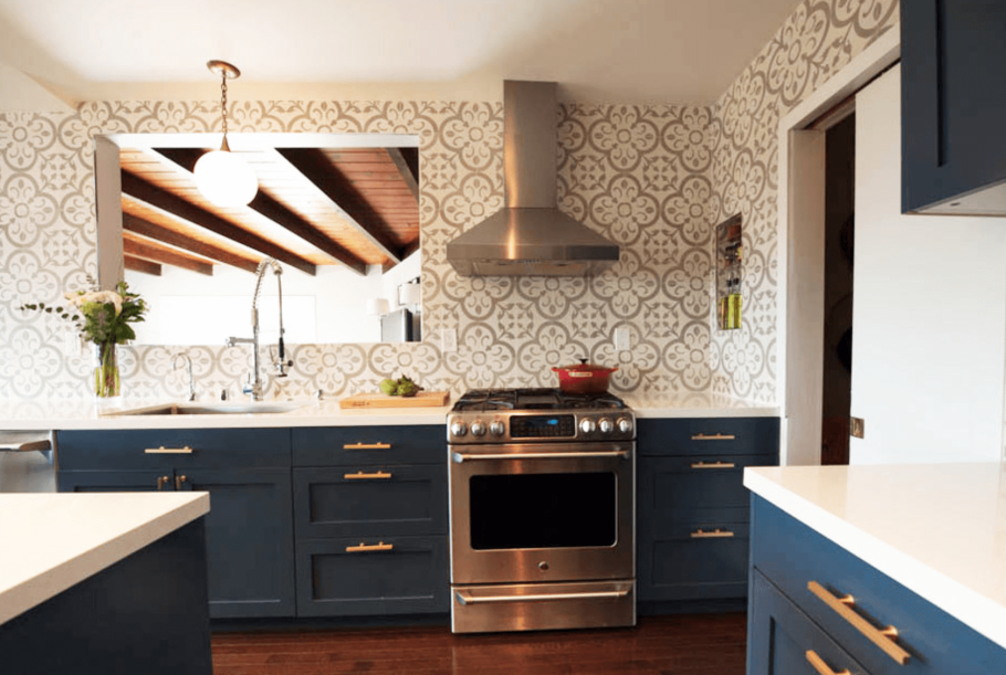 Темные стены на кухне