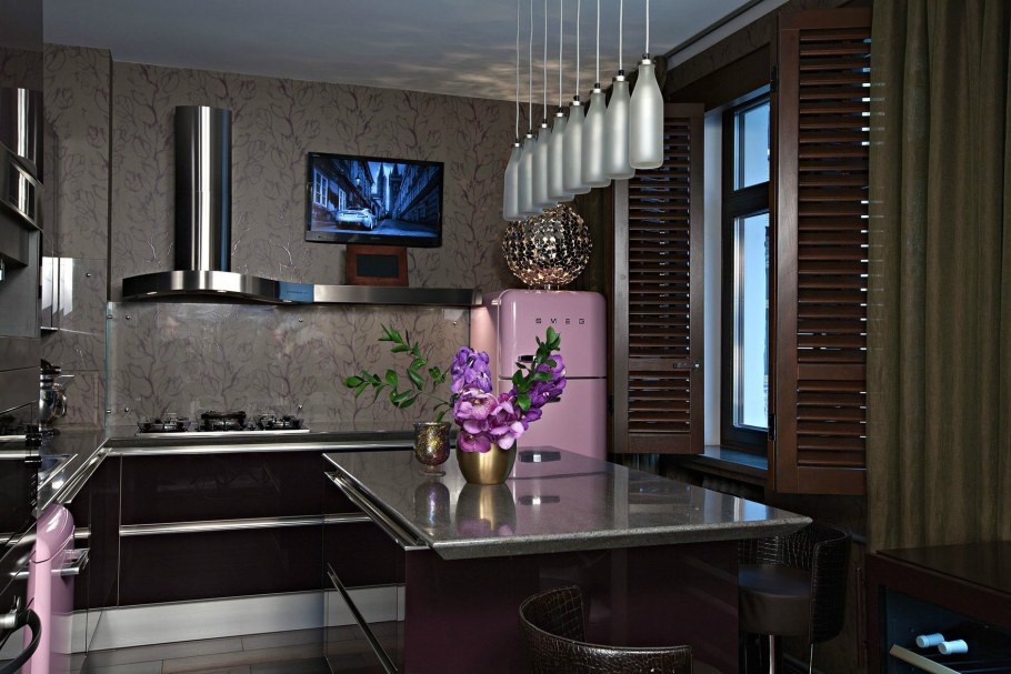 Интерьер кухни в темных тонах