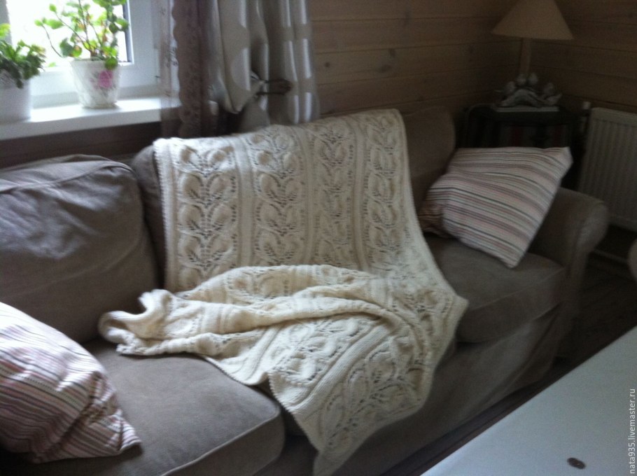 Плед на диване в интерьере