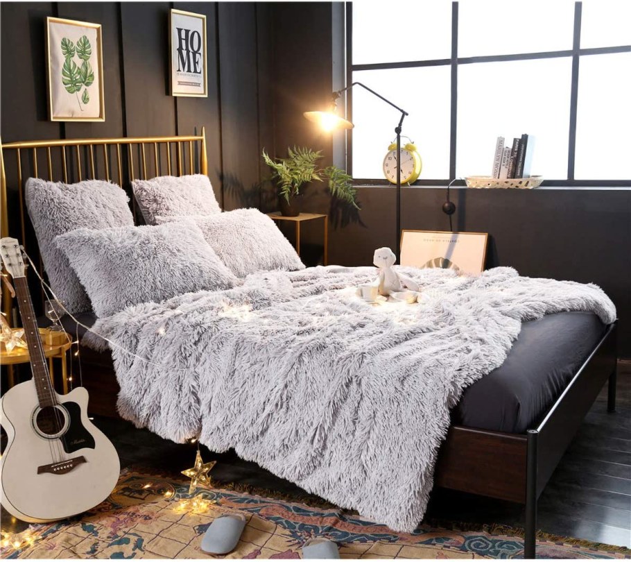 Плед в интерьере гостиной