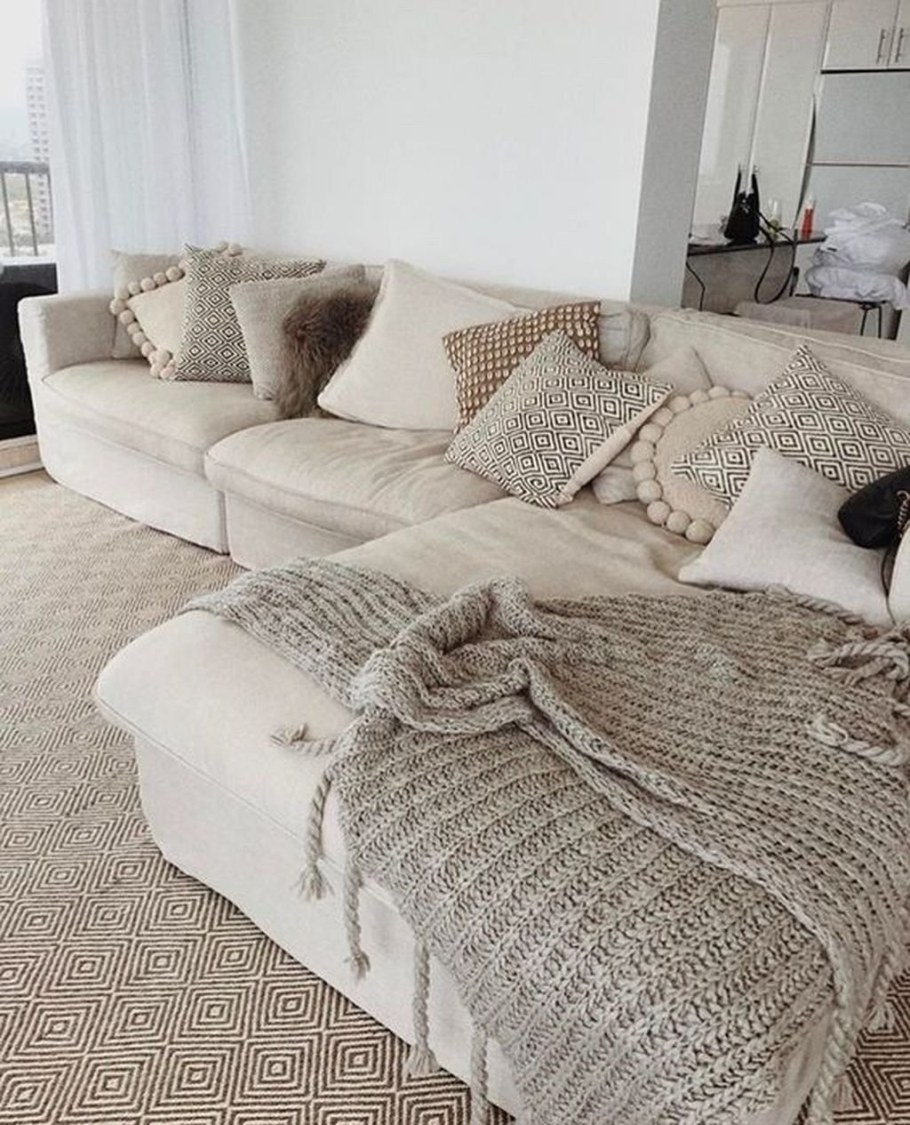Декор дивана пледом