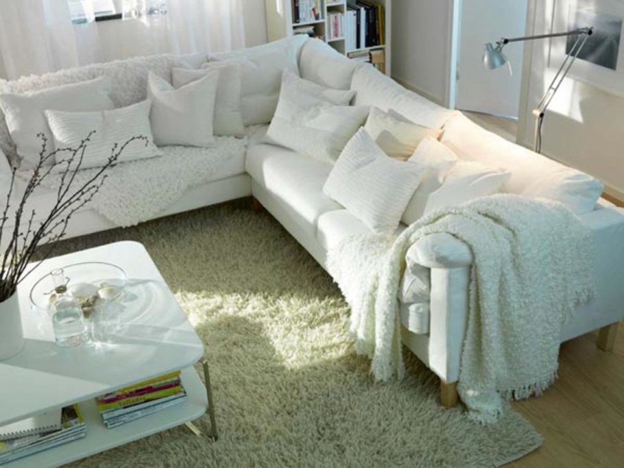 Серый диван с пледом в интерьере