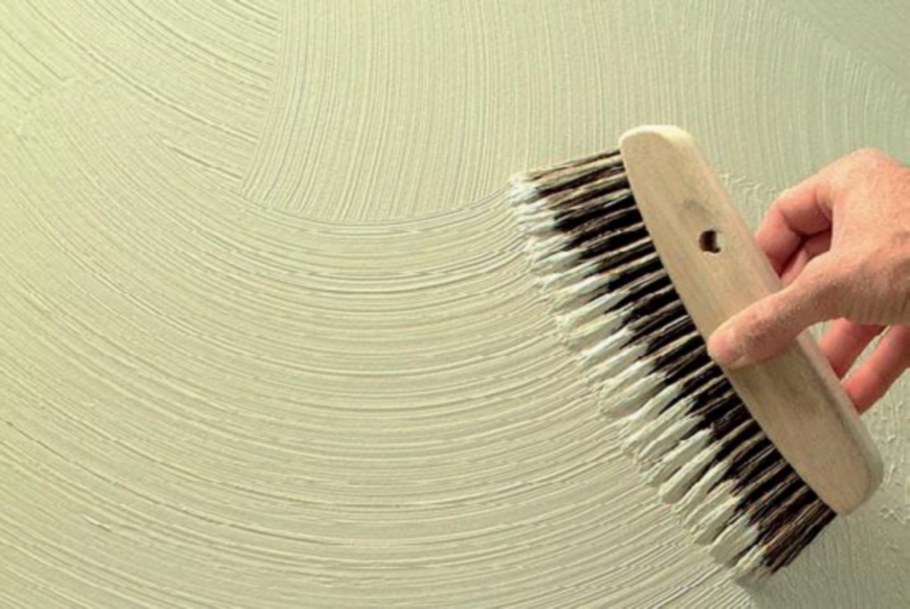 Нанесение декоративной штукатурки щеткой