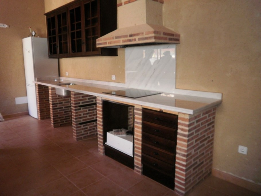 Кухни из кирпича и плитки