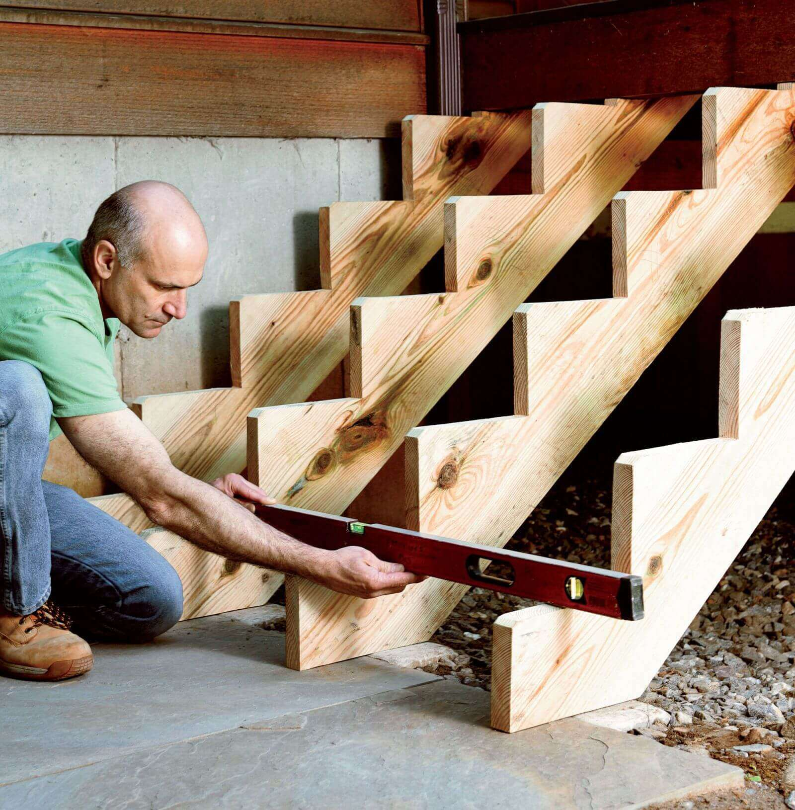 Установка ступенек. Деревянная лестница своими руками. Постройка деревянных ступеней. Деревянные ступеньки. Изготовить деревянную лестницу.