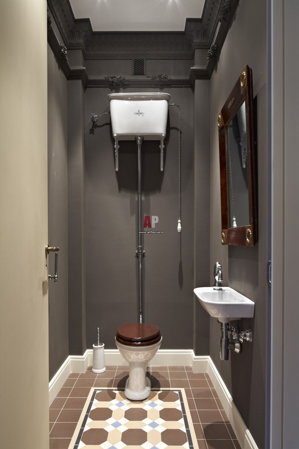 Интерьер узкого туалета