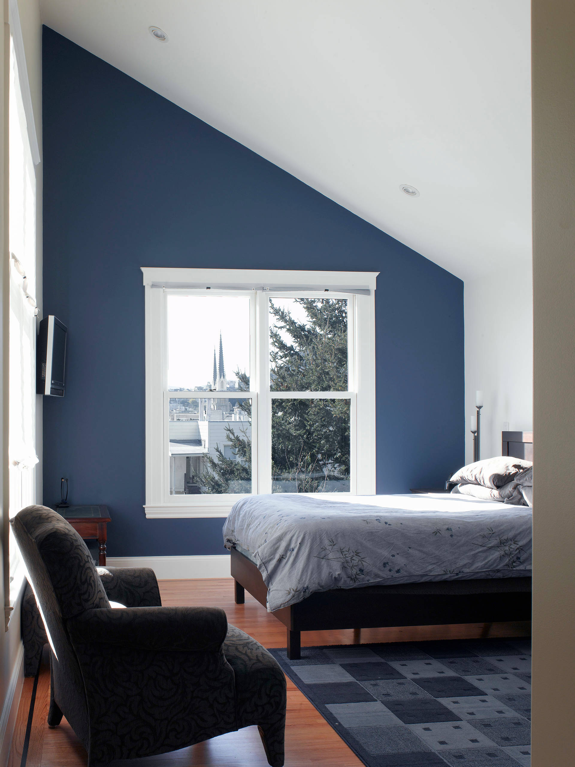 Темный пол голубые стены. Серо синие стены в интерьере. Мансарда цвет стен. Голубая спальня на мансарде. Спальня на мансарде в голубом цвете.