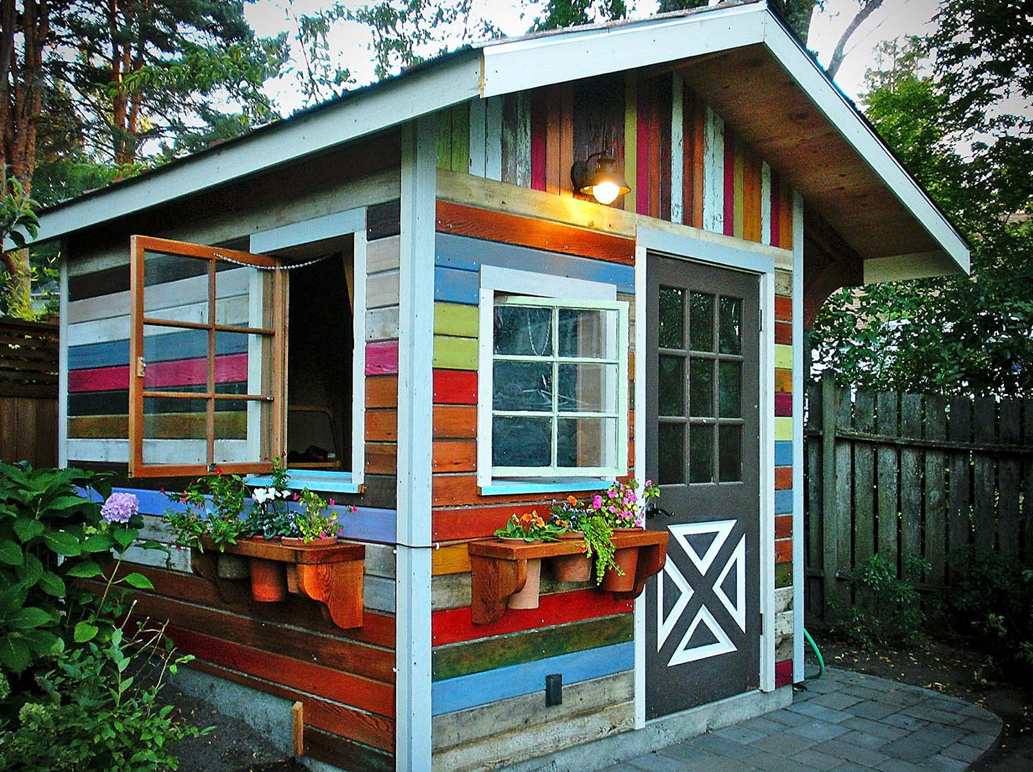 Садовый домик. Маленький садовый домик. Разноцветный дачный домик. Декор дачного домика снаружи. Дачные маленькие домики и снаружи.