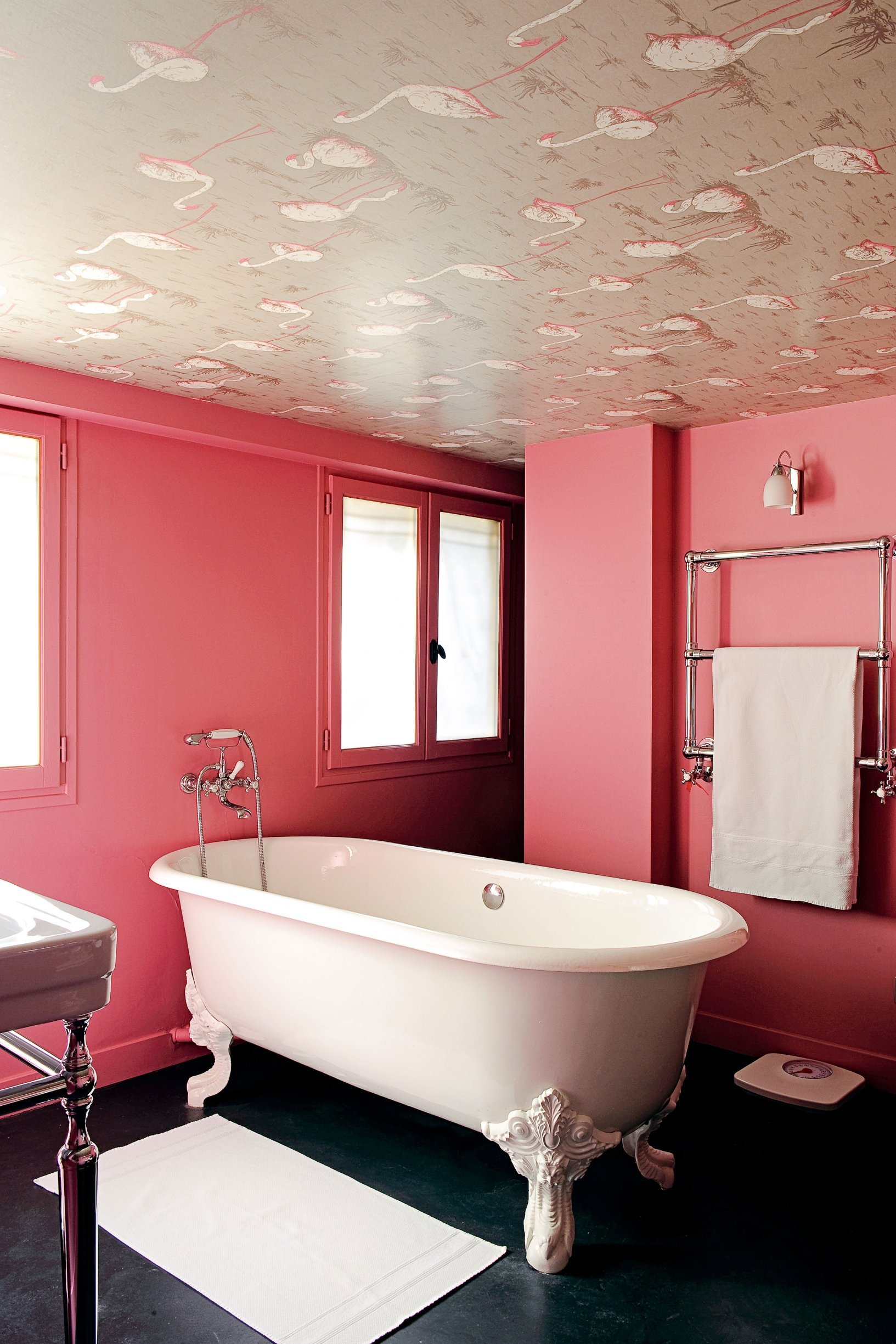 Чем можно покрыть ванную комнату. Краска для стен в ванной. Окрашенная ванная комната. Краска для ванной комнаты для стен. Латексная краска для стен в ванной.