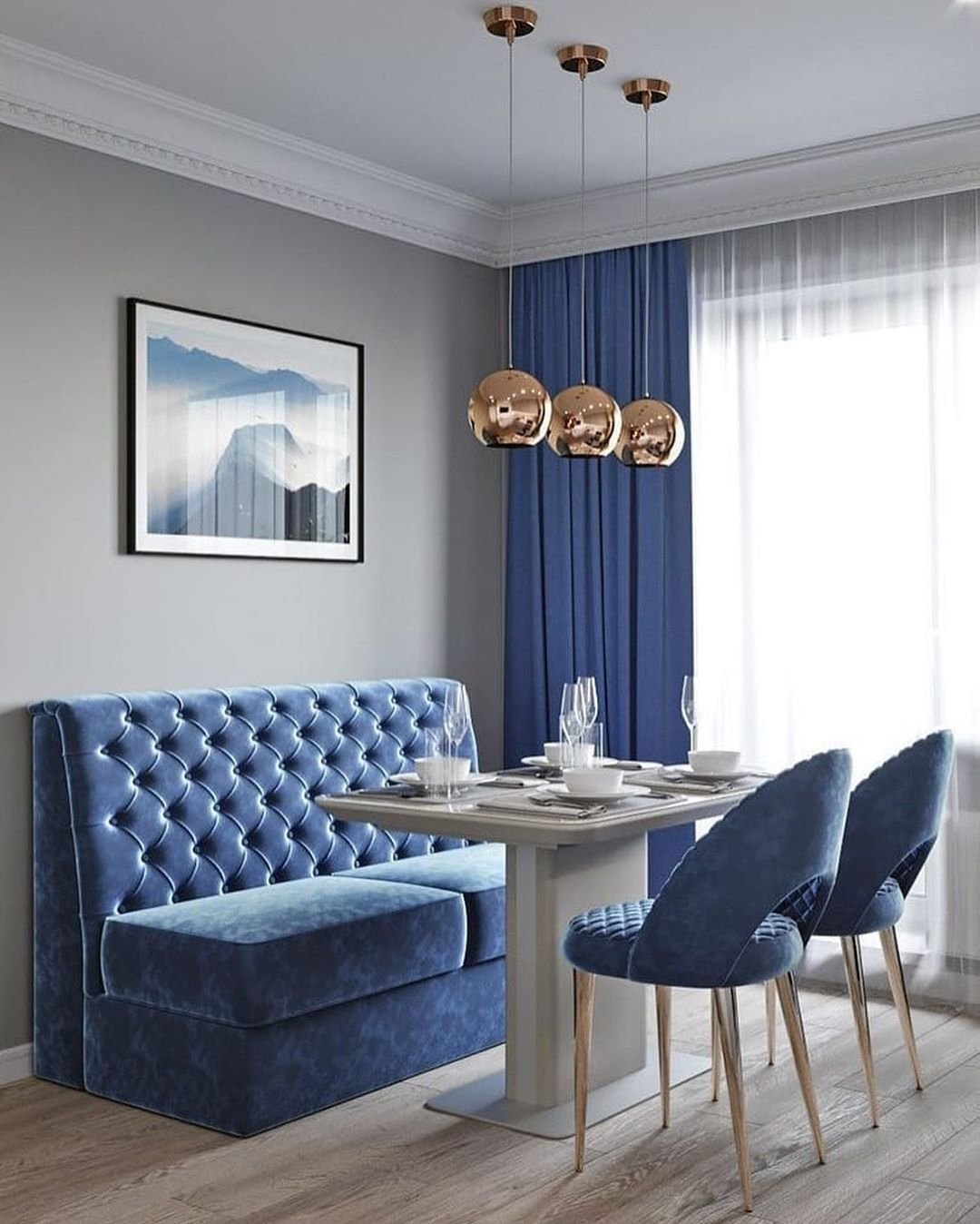 синие стулья в интерьере гостиной