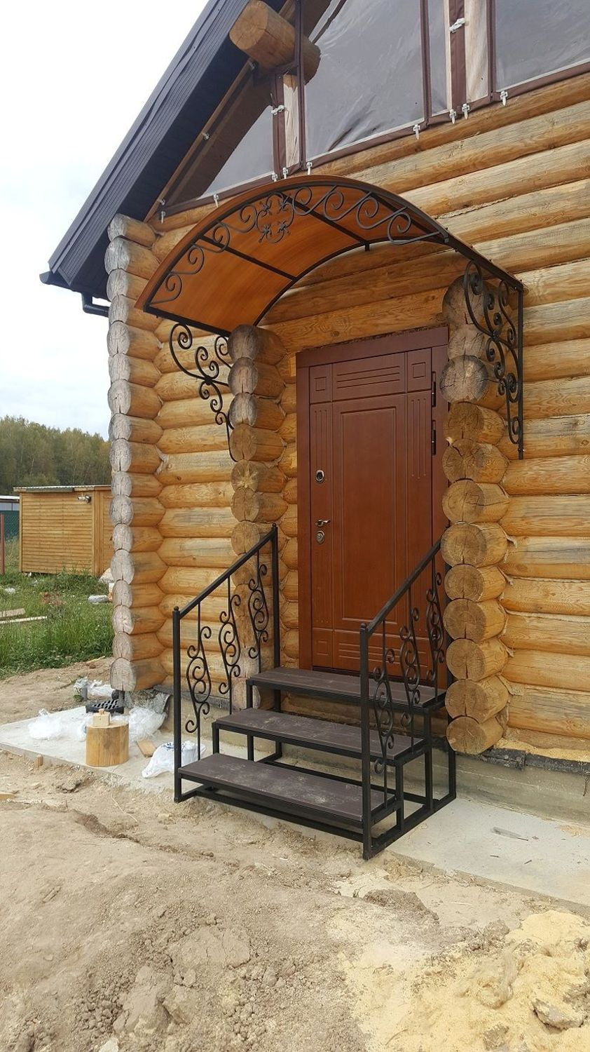 Козырёк над крыльцом деревянного дома