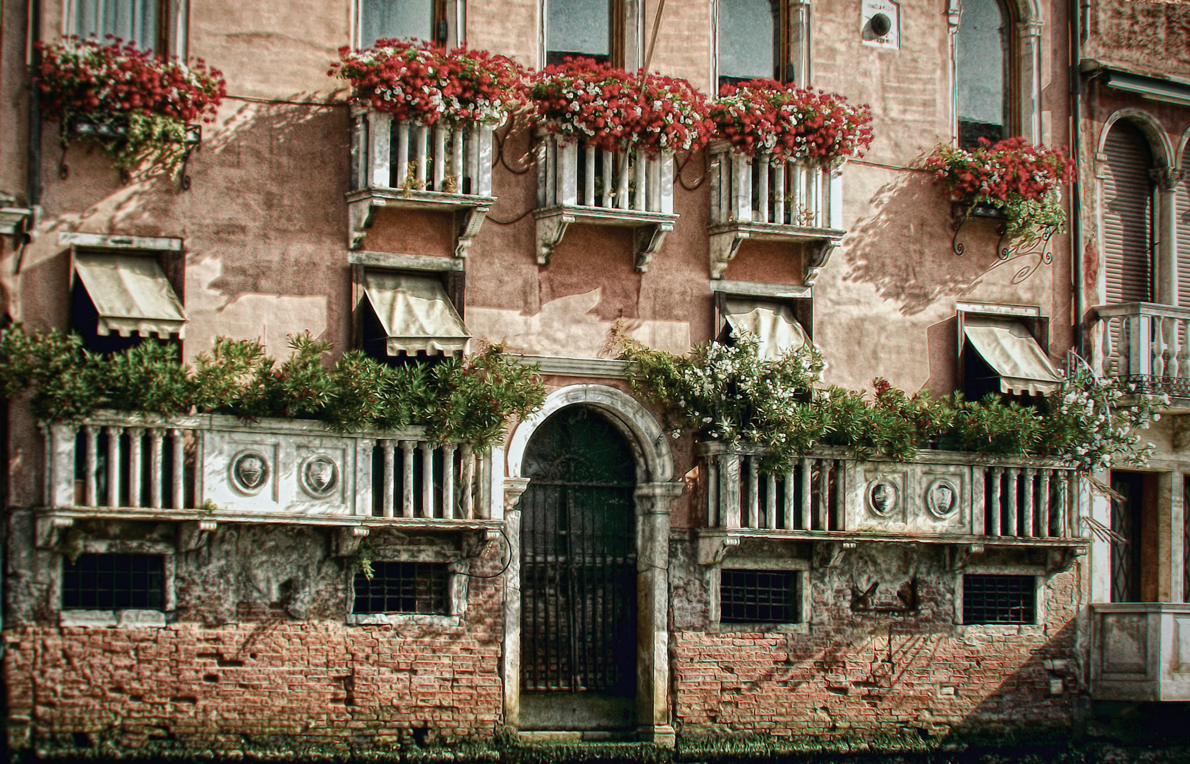 Балкон веко. Балкон Сицилия эпоха Возрождения. Цветущий балкончик Сицилия. Флоренция архитектура Балкончики. Венецианские окна Палладио.