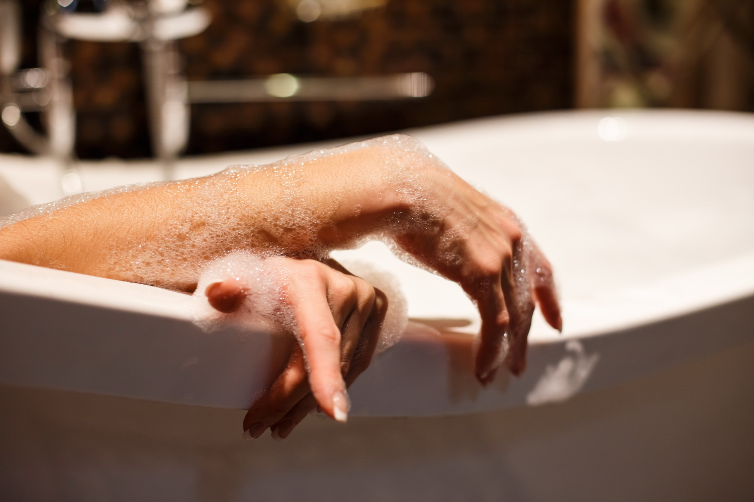 Рука в ванне с пеной