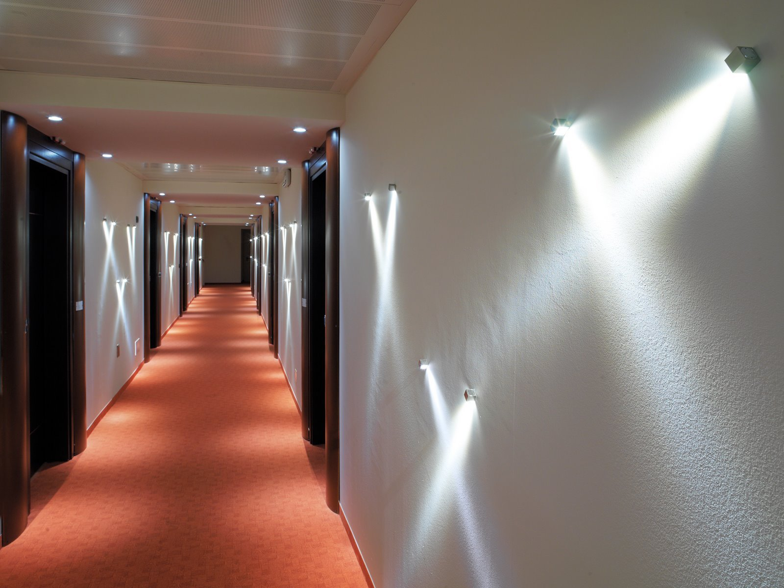 Подсветить подсветка. Светильники в коридор. Освещение в коридоре. Светодиодная подсветка в коридоре. Декоративная подсветка на стену.