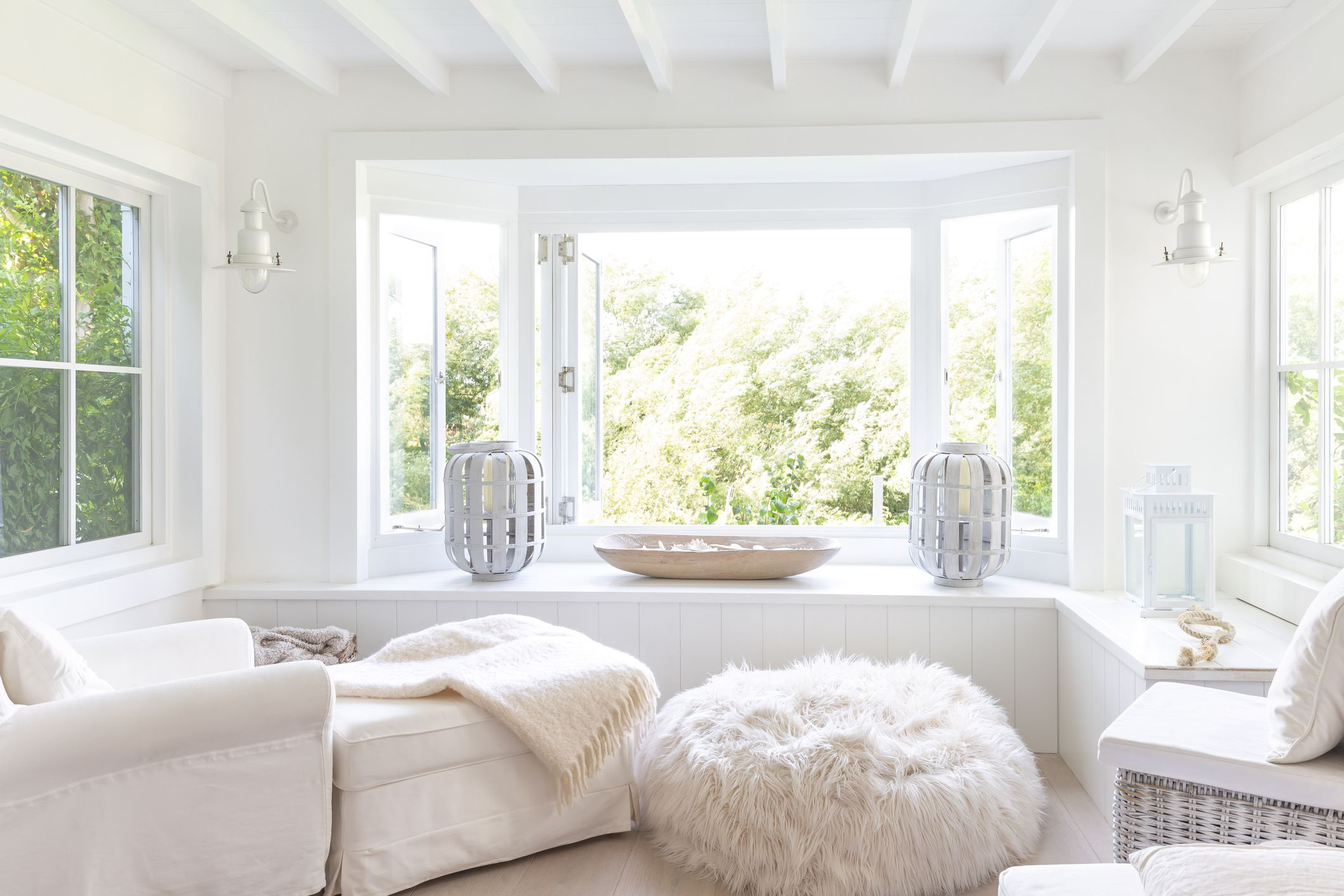 Simply home. Белая комната с окном. Белые окна в интерьере. Уютная светлая комната фон. Белоснежный дом уютный.