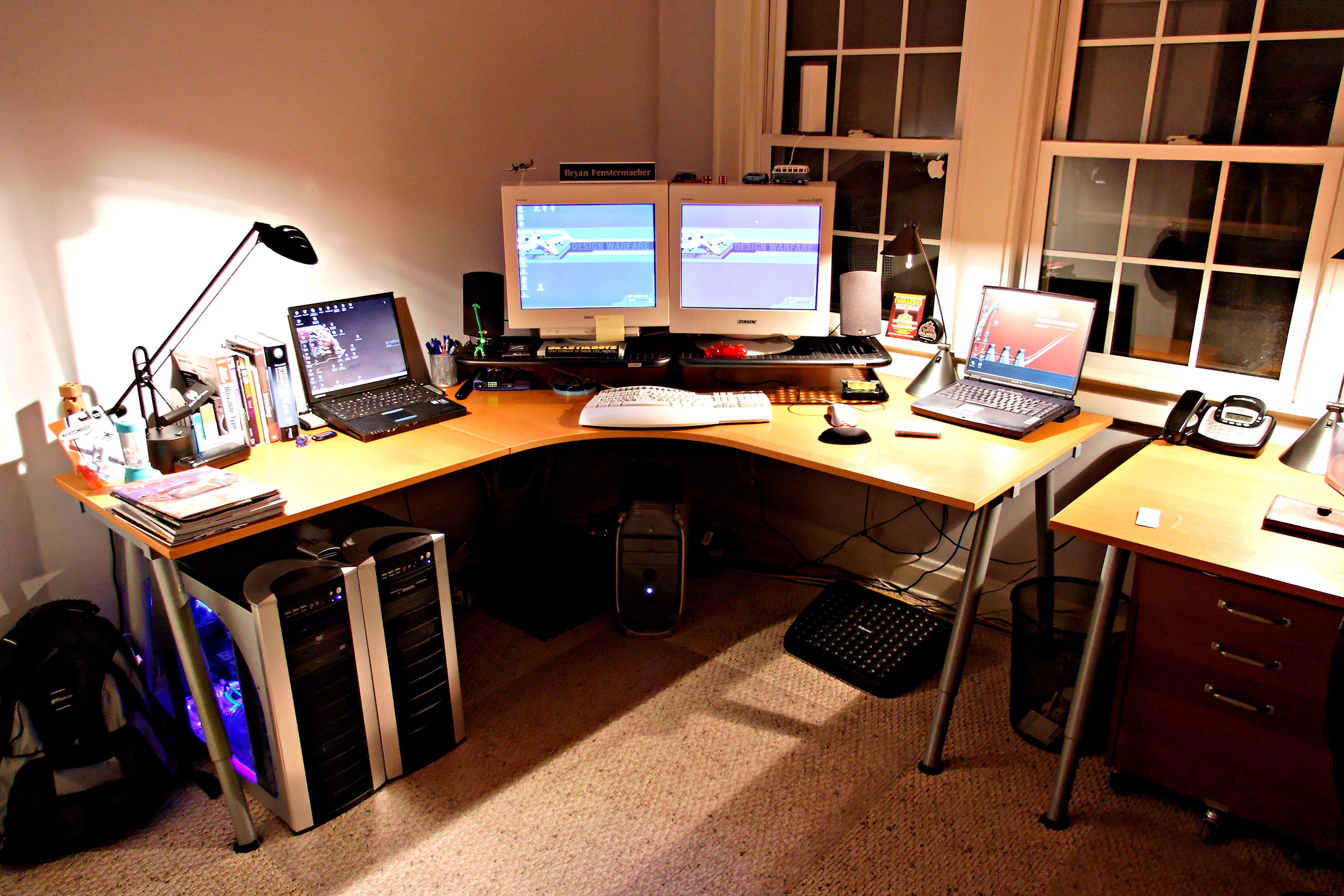 Обои на работе стол. Рабочий компьютерный стол. Рабочее место программиста. Компьютерный стол программиста. Комп в столе.