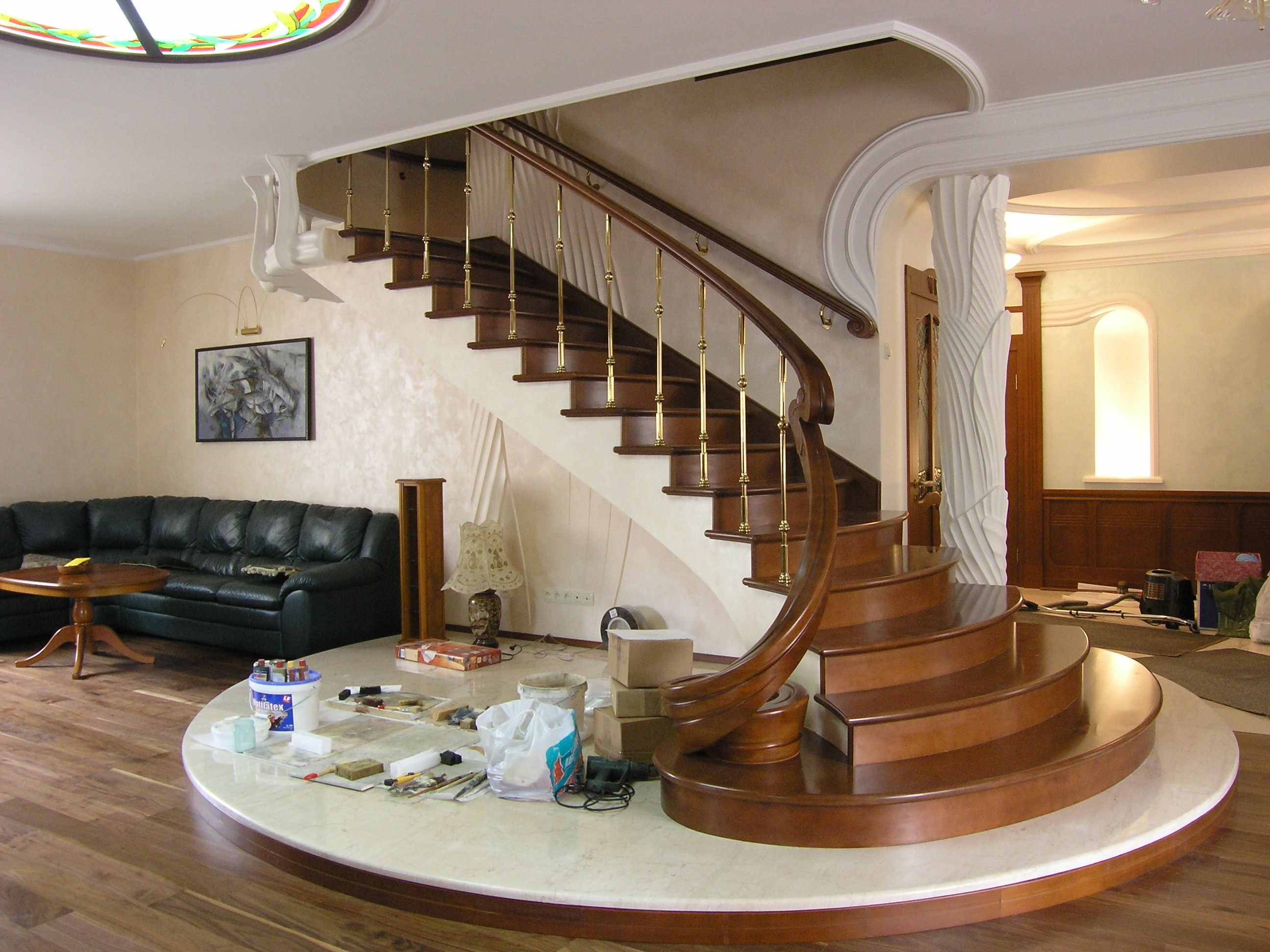 Лестница полукругом. Лестница в доме. Красивые лестницы. Лестница в коттедже. Красивые деревянные лестницы.