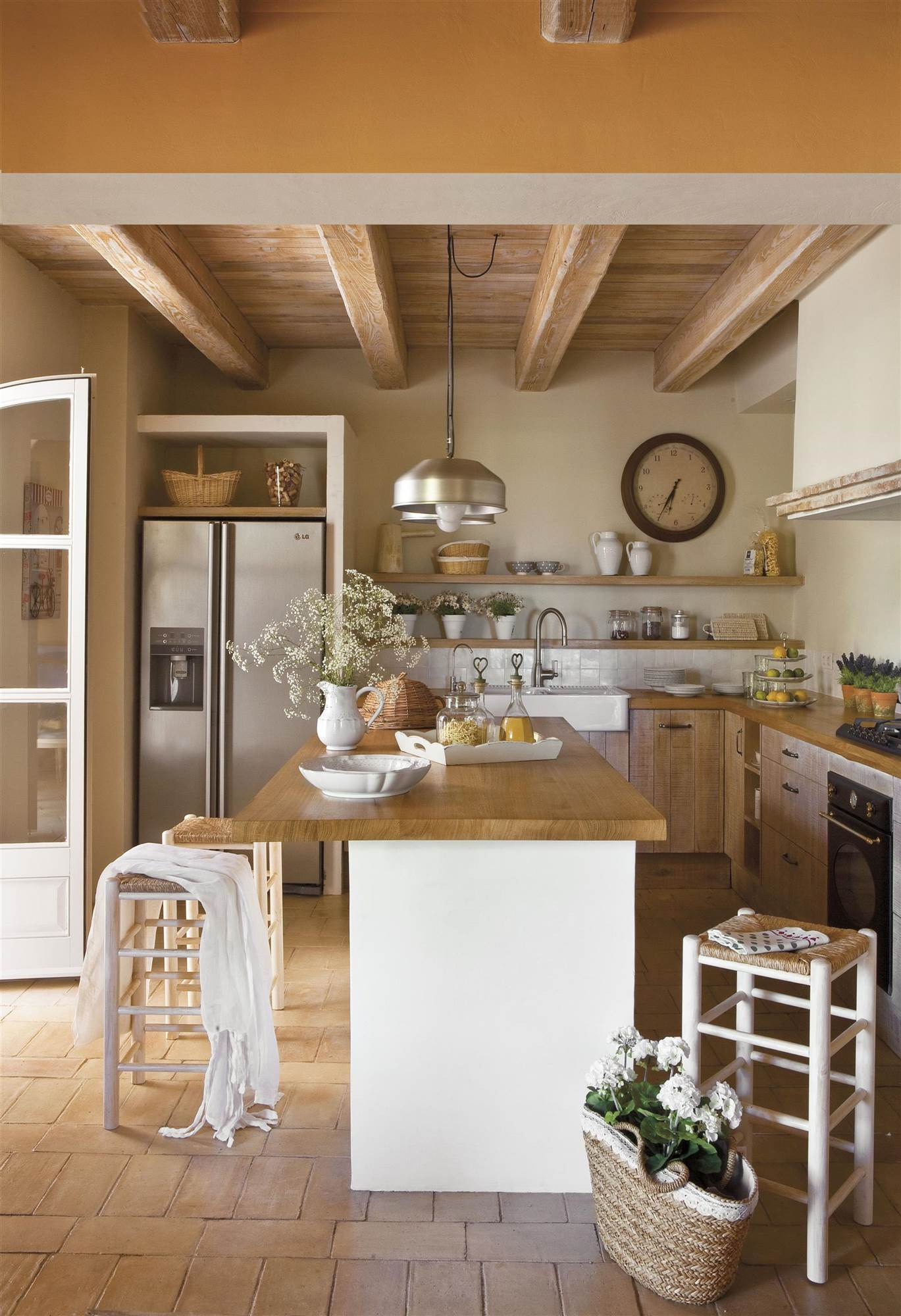 Сделай кухню теплый. Кухня в деревенском стиле. Уютный интерьер кухни. Красивая уютная кухня. Кухня в деревянном доме.