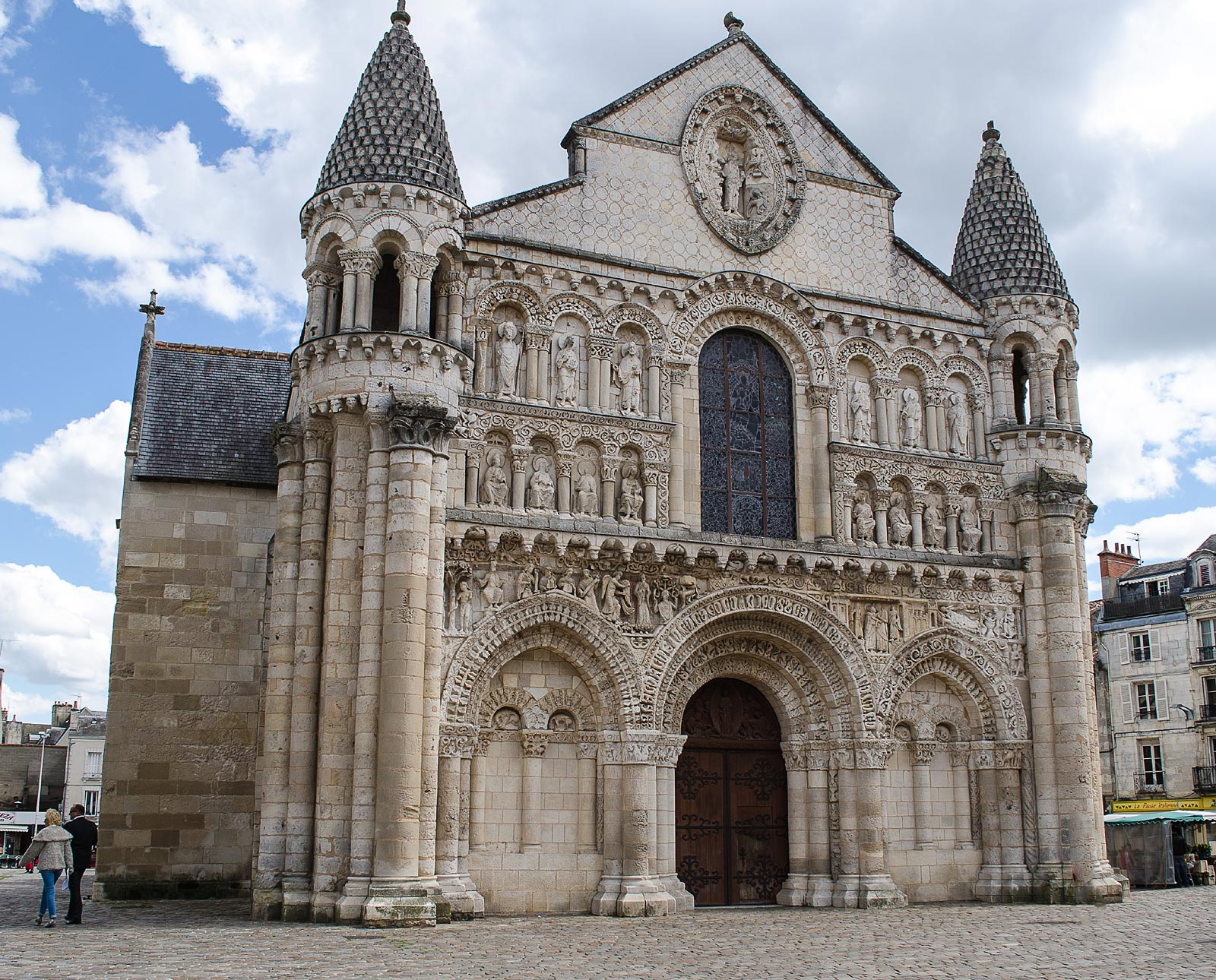 Нотр дам ля гранд. Церковь Нотр-дам-ля-Гранд, Франция. Нотр дам ла Гранд в Пуатье фасад. Нотр дам ля Гранд, Пуатье, Франция, 11-век.