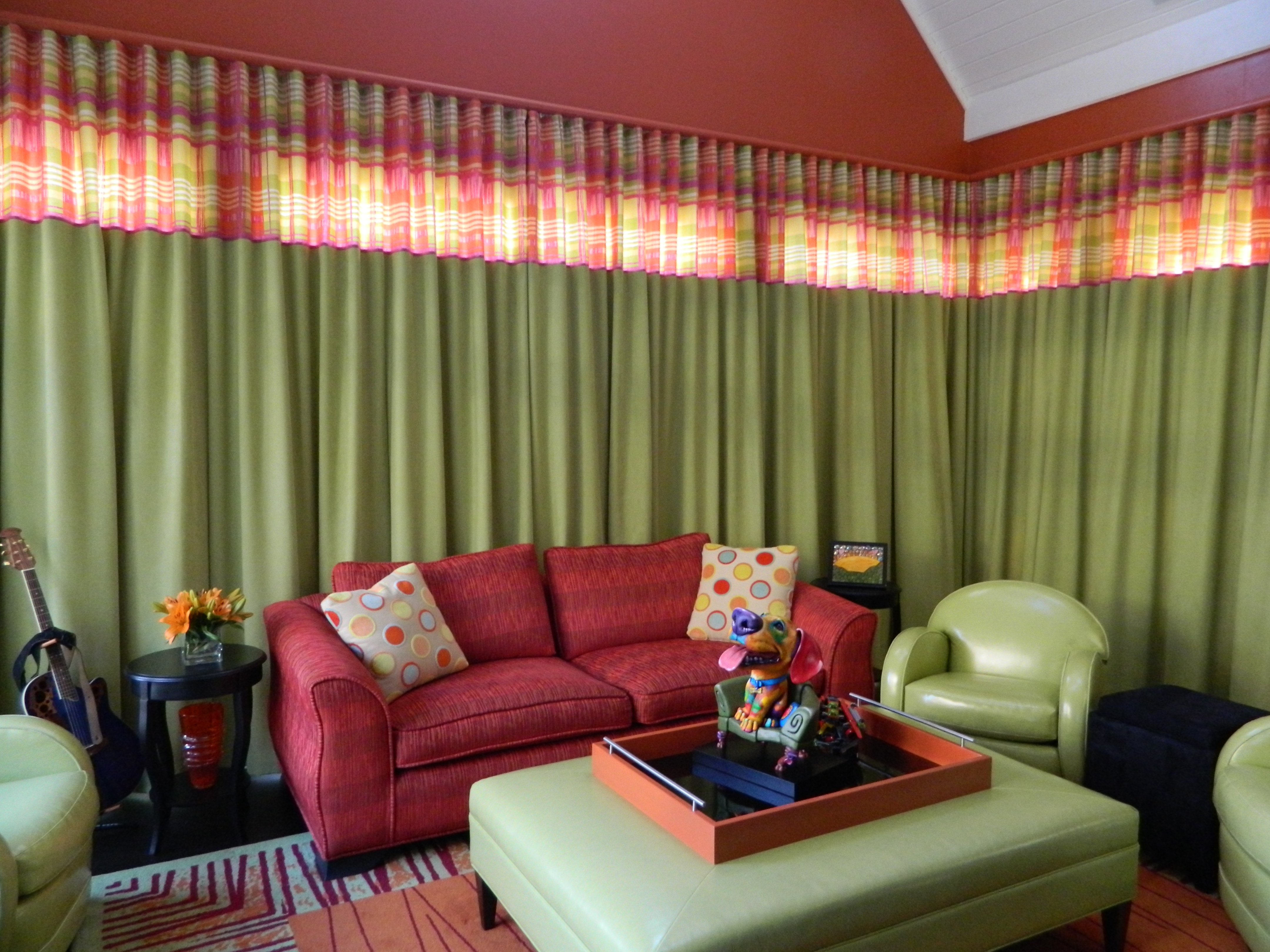 розовые шторы и зеленый диван