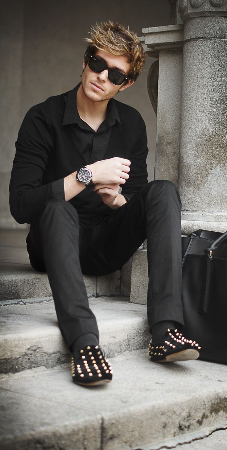 Бежевые вещи с черными волосами