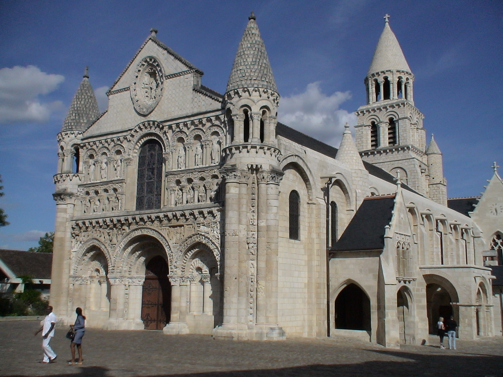 Нотр дам ля гранд. Церковь Нотр-дам-ля-Гранд, Франция. Церковь Нотр-дам ла Гранд в Пуатье. Архитектура средневековья романский храм.