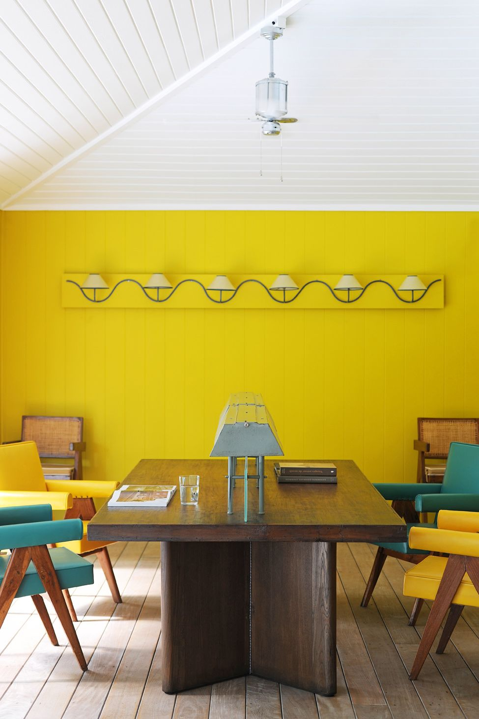 Интерьер кафе желтый