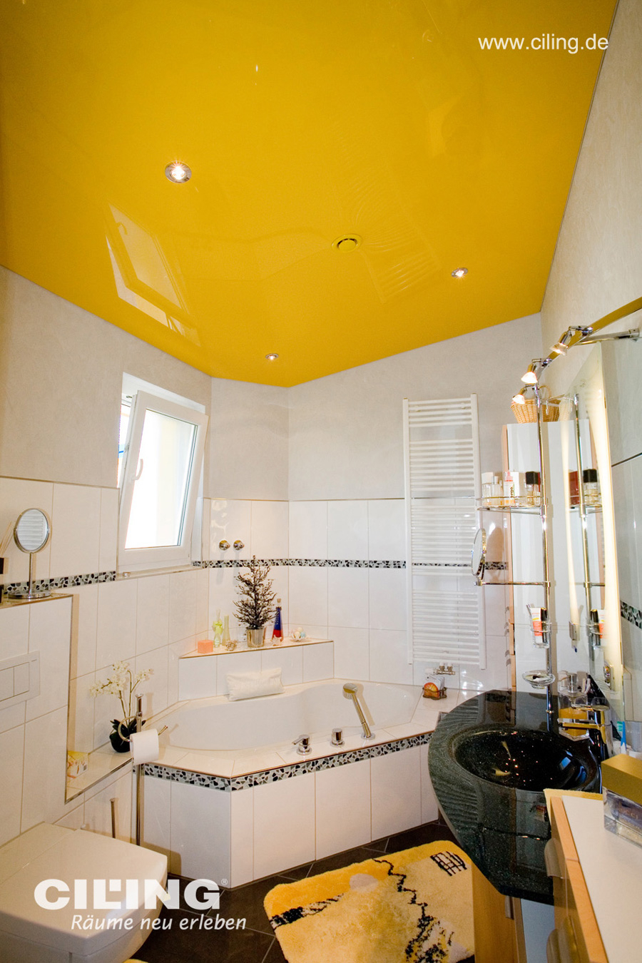 Желтый натяжной потолок в ванной