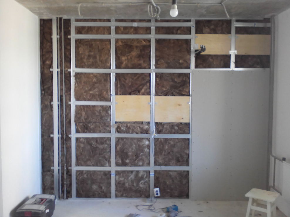 Монтаж фальш стены