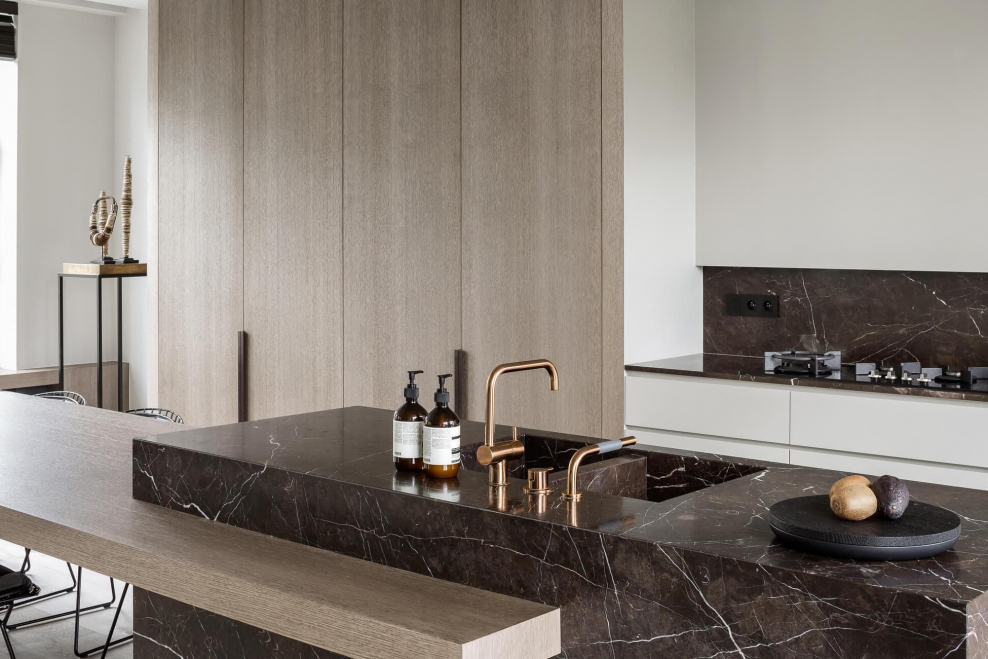 Коричневый мрамор в интерьере кухни