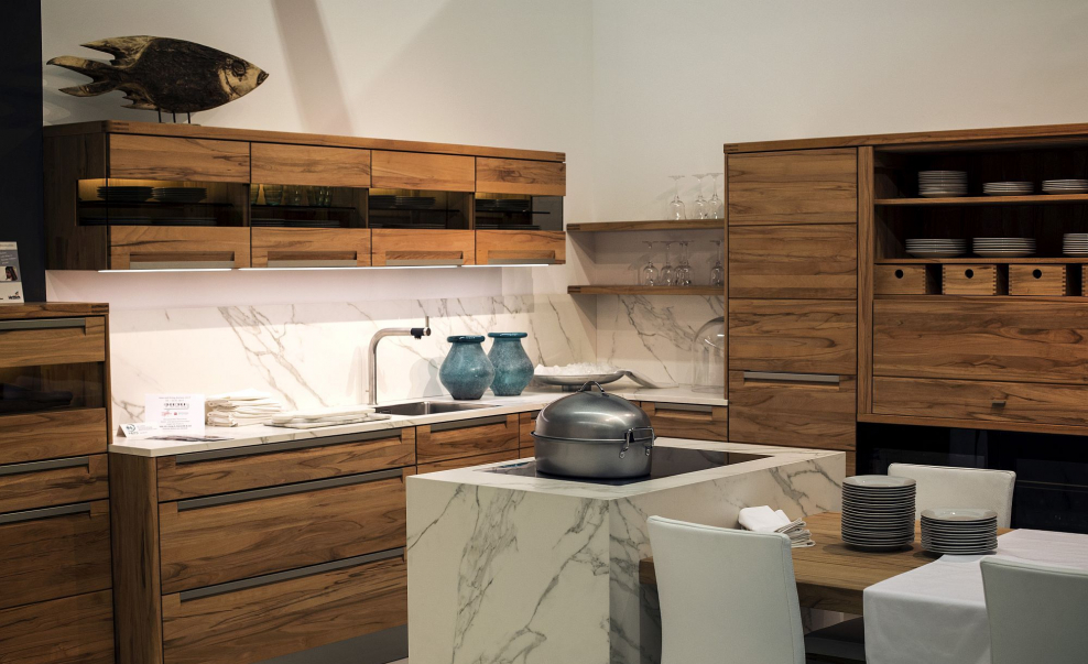 Мрамор и дерево в интерьере кухни