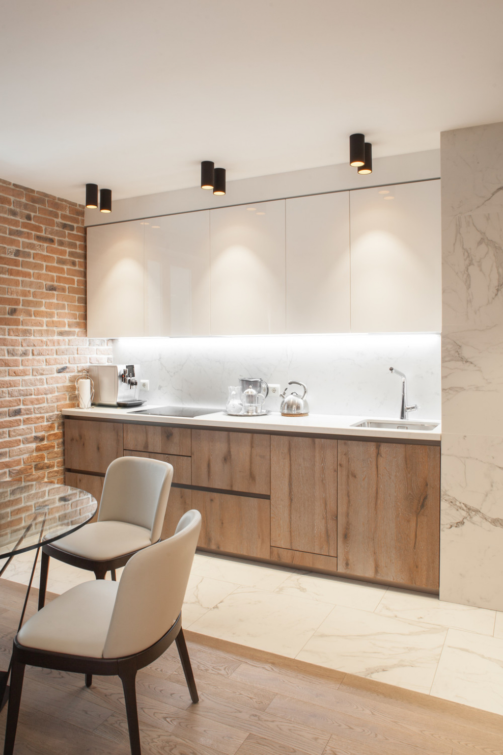 Сочетание мрамора и дерева на кухне