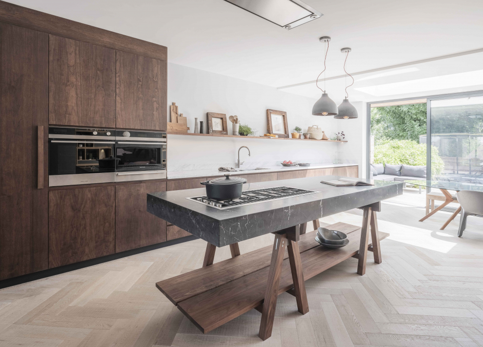 Современная кухня сочетание дерева и мрамора